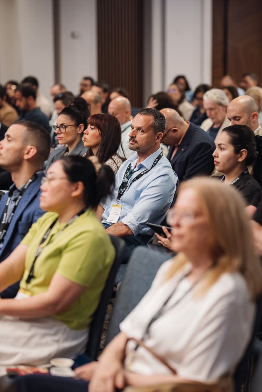 Focused audience at the Brixon AI event.