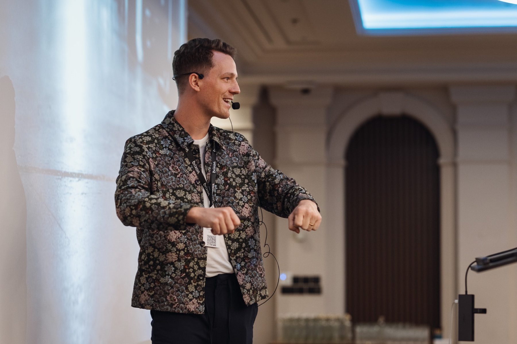 Christoph Sauerborn mitten im Vortrag beim Brixon AI Event.