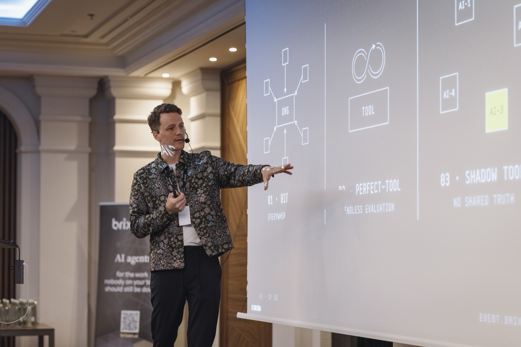 Christoph Sauerborn erklärt die Muster gescheiterter KI-Projekte beim Brixon AI Event.