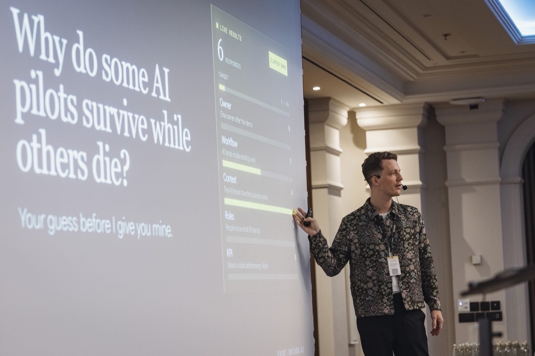 Christoph Sauerborn neben der Folie: Why do some AI pilots survive while others die?