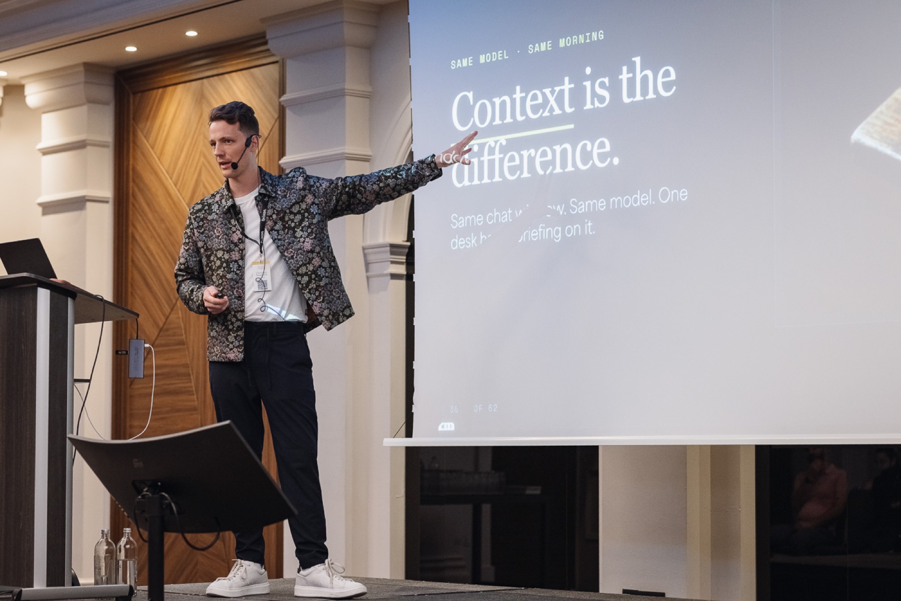 Christoph Sauerborn auf der Bühne, Folie mit dem Text: Context is the difference.